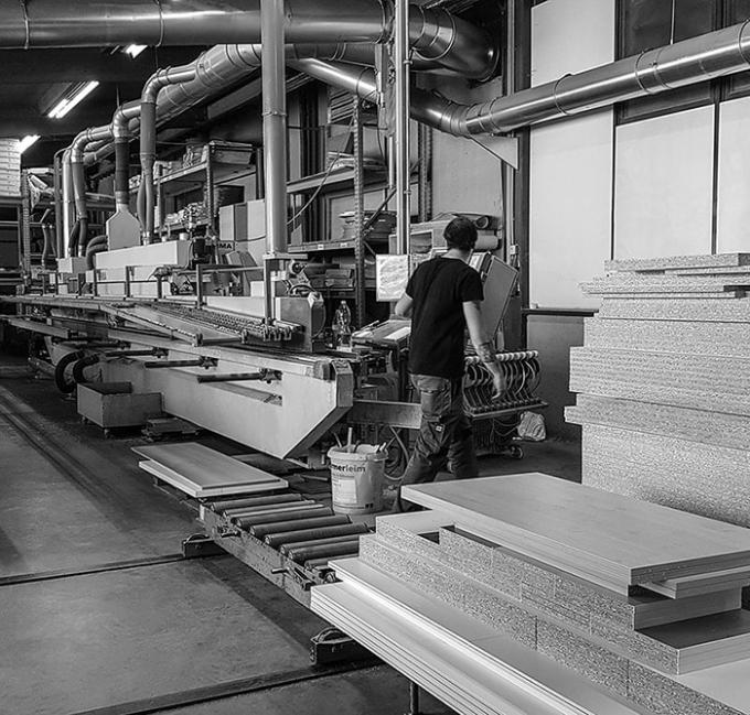 Schulmöbel Hersteller aus Deutschland Mitarbeiter beim Schulmöbelbau