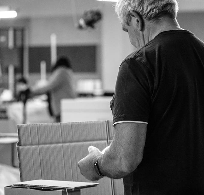 unsere Kataloge über Schulmöbel und vieles mehr versenden wir frei Haus innerhalb Deutschlands Bild von der Conen Versandabteilung