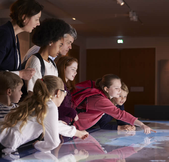 Unsere Touchscreen-Displays lassen sich wie ein Tisch betreiben Touchscreen Display als Tisch