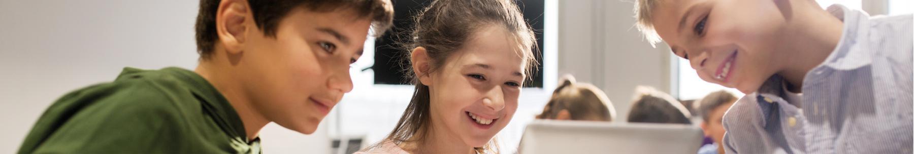 Staatliche Fördermittel zum DigitalPakt Schule beantragen. Wir helfen Ihnen! Kinder provitieren vom DigitalPakt