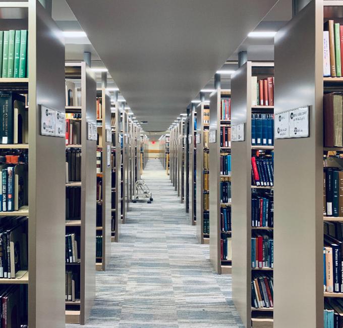 Unsere Schrankwände schaffen auch in Ihrer Schulbibliothek Ordnung! Bücherregale in der modernen Bibliothek