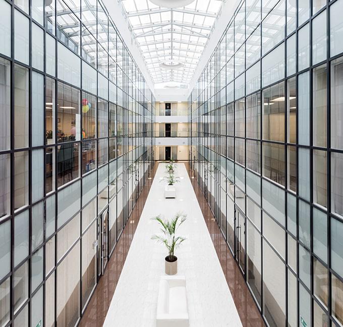 auch komplizierte Umgebungen können von unseren Experten akustisch optimiert werden Innenflur mit vielen harten Glasflächen