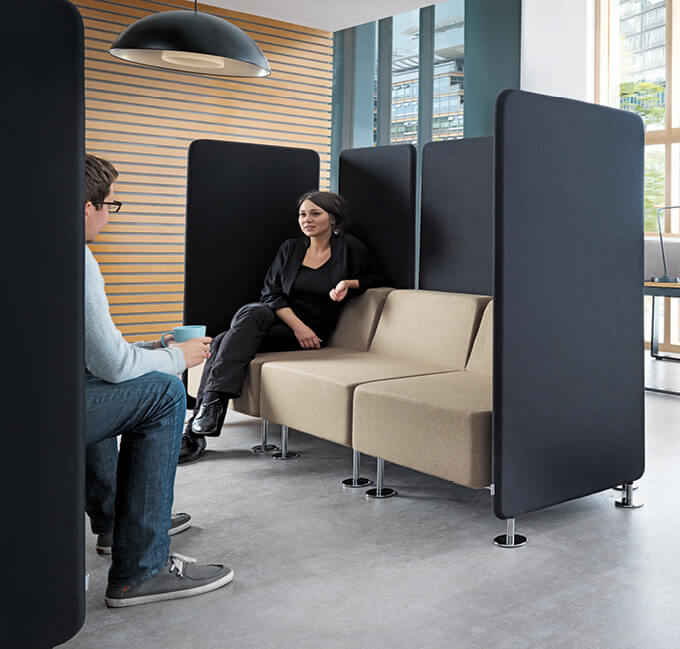 Bequeme Polstermöbel mit integrierten Schallschutz-Wänden