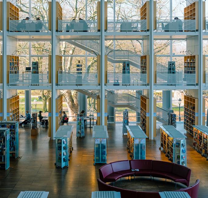 Conen Schrankwandsysteme für die Bibliothek Schöne helle Schulbibliothek